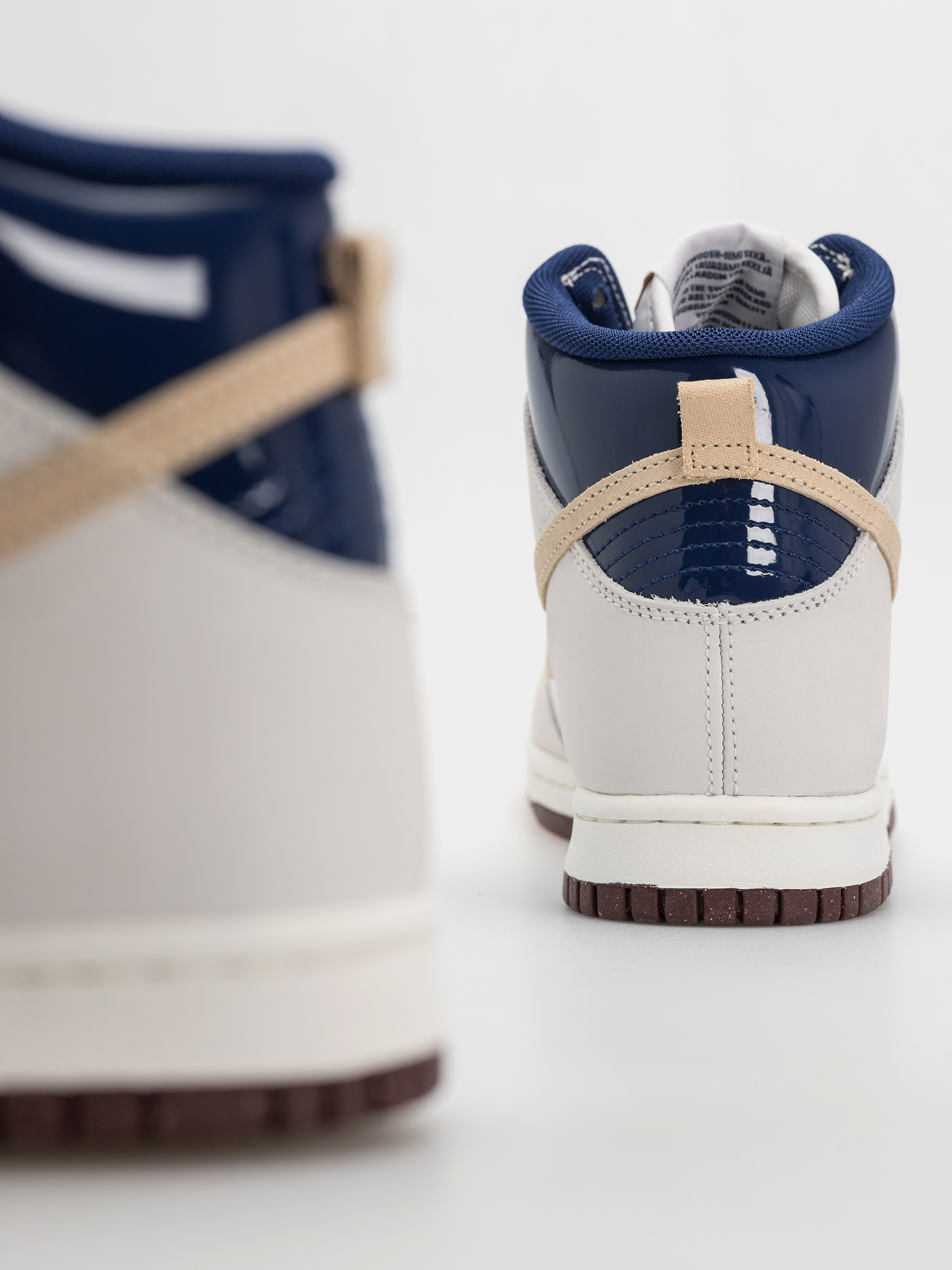 Nike SB Dunk High Pro QS Beyond Shoes (white/ivorysand duneblue void)