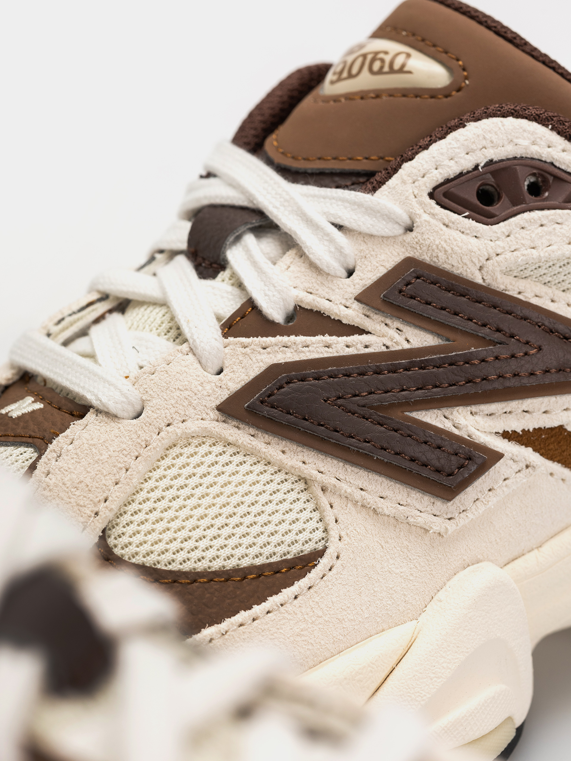 New Balance 9060 Shoes (breakfast tea/angora)