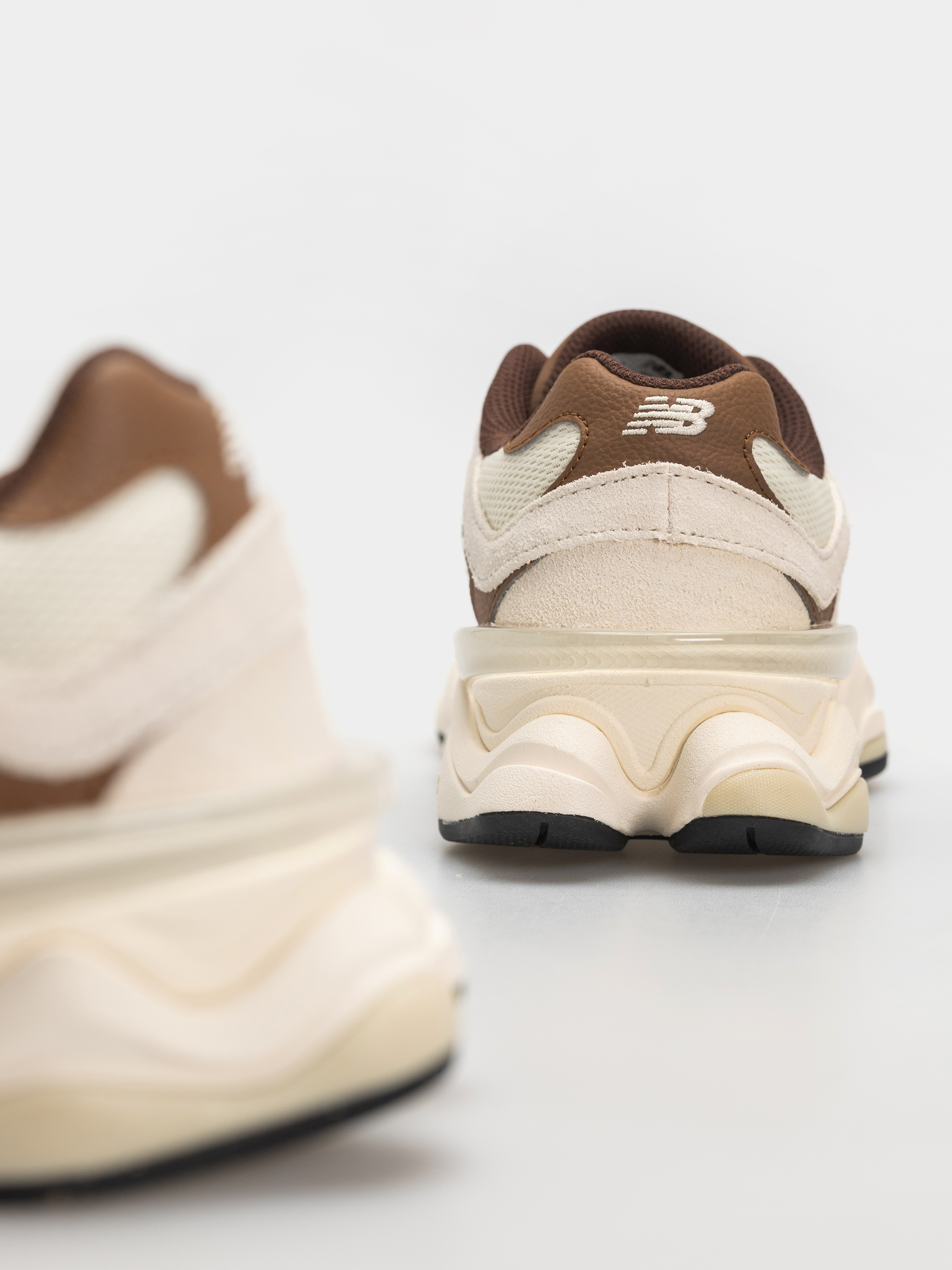 New Balance 9060 Shoes (breakfast tea/angora)