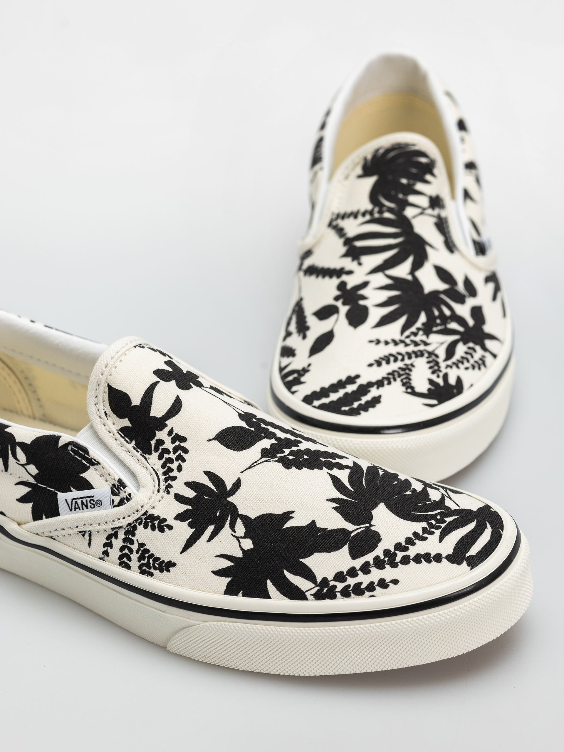 Vans Classic Slip On Shoes (black)