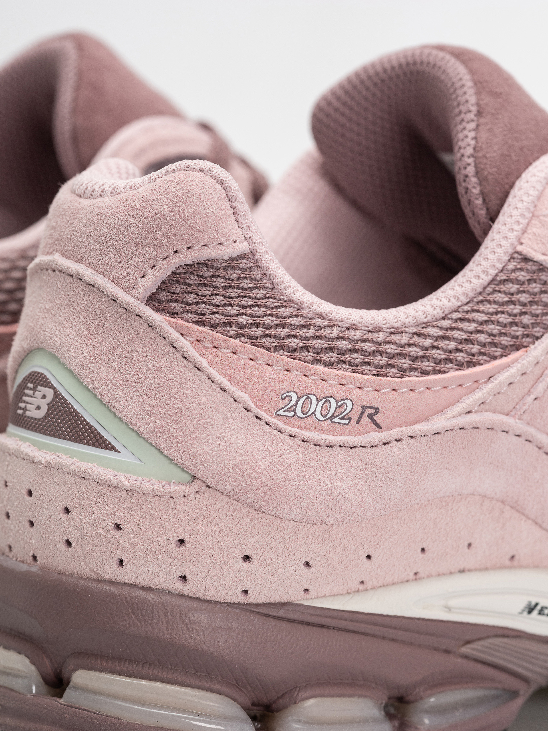 New Balance 2002 Shoes (pink chalk/pebble)
