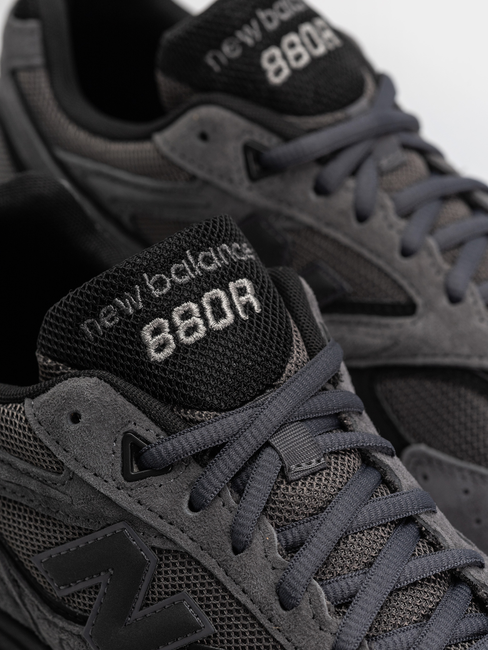 New Balance 880R Shoes (magnet/black)