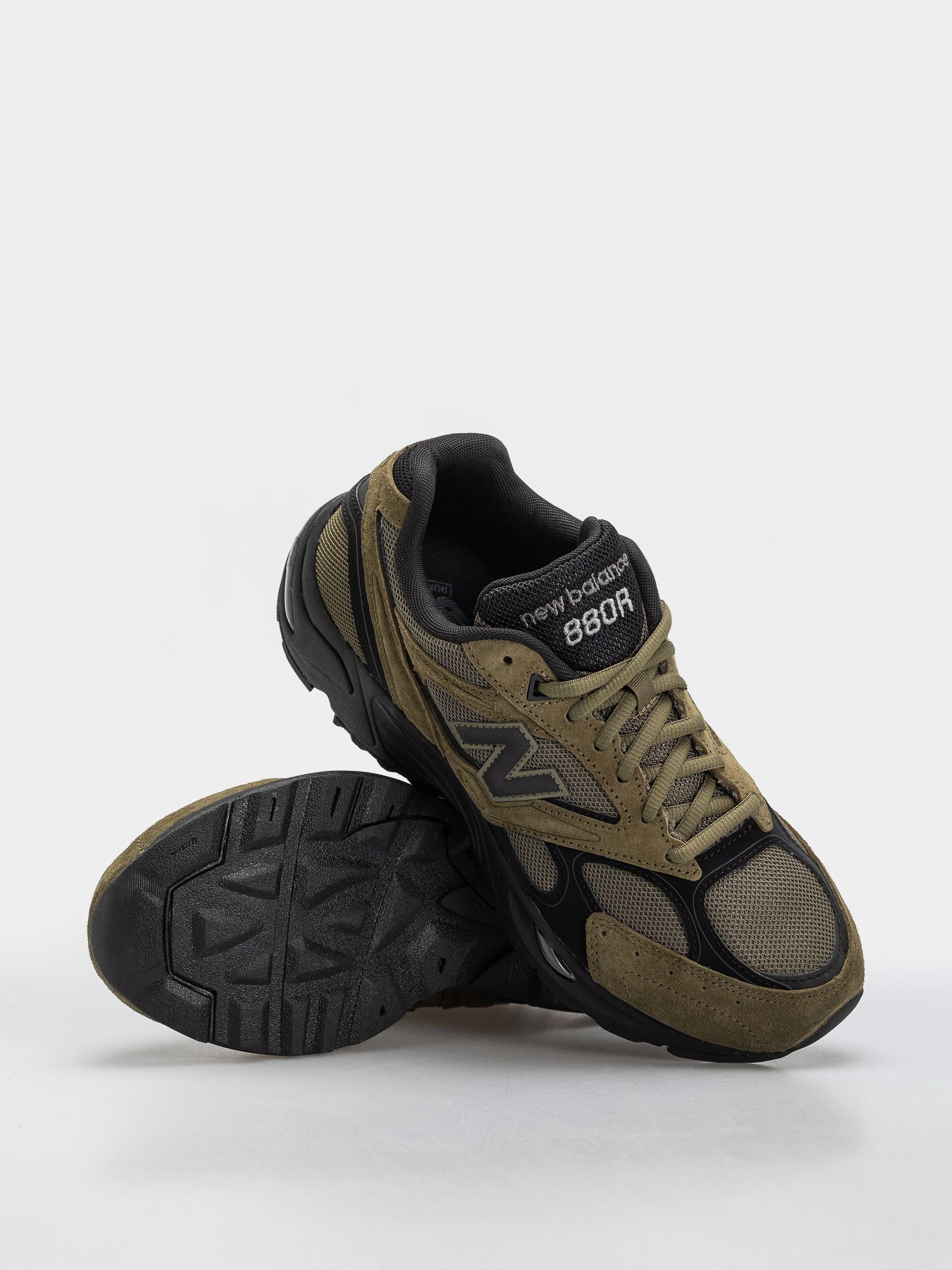 New Balance 880R Shoes (wakame/black)