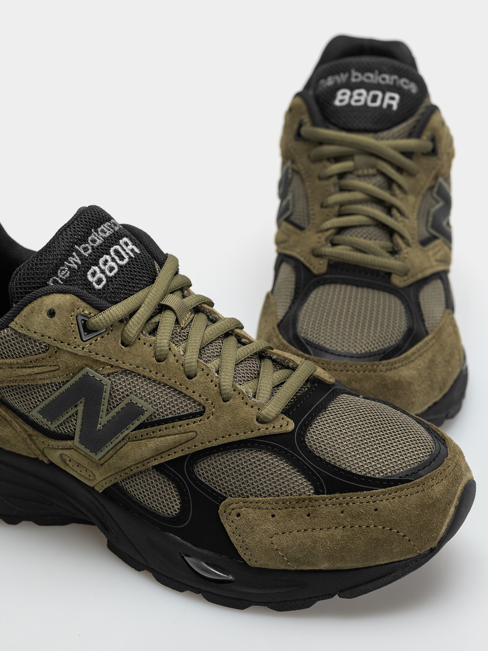 New Balance 880R Shoes (wakame/black)
