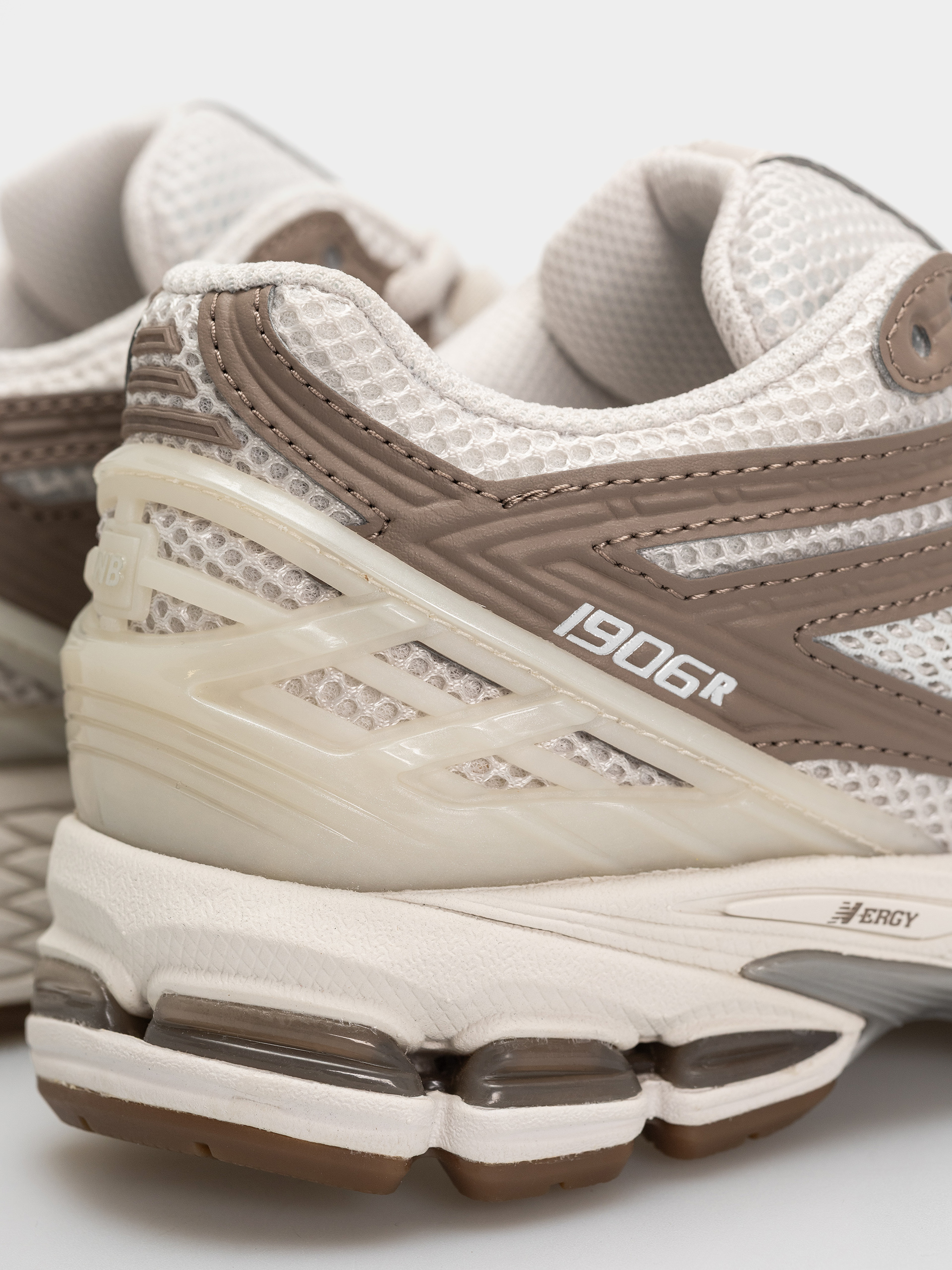 New Balance 1906 Shoes (moonbeam/mushroom)