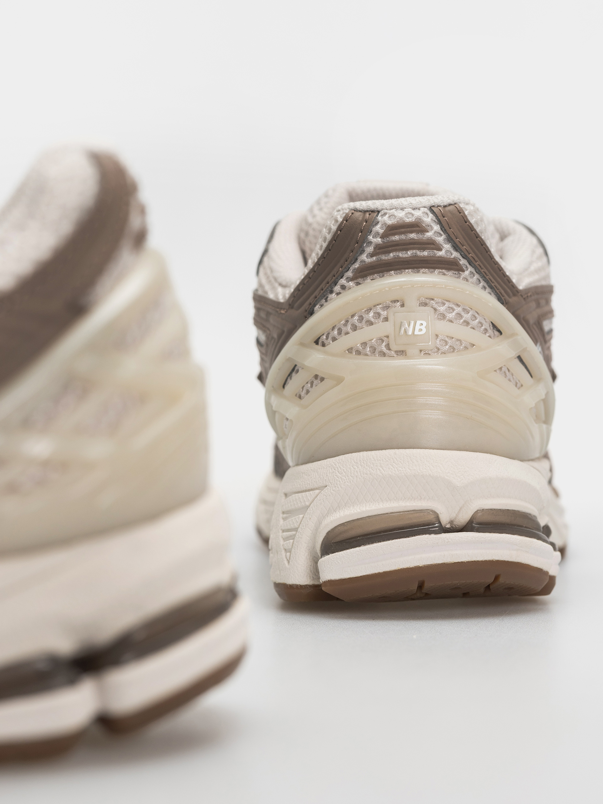 New Balance 1906 Shoes (moonbeam/mushroom)