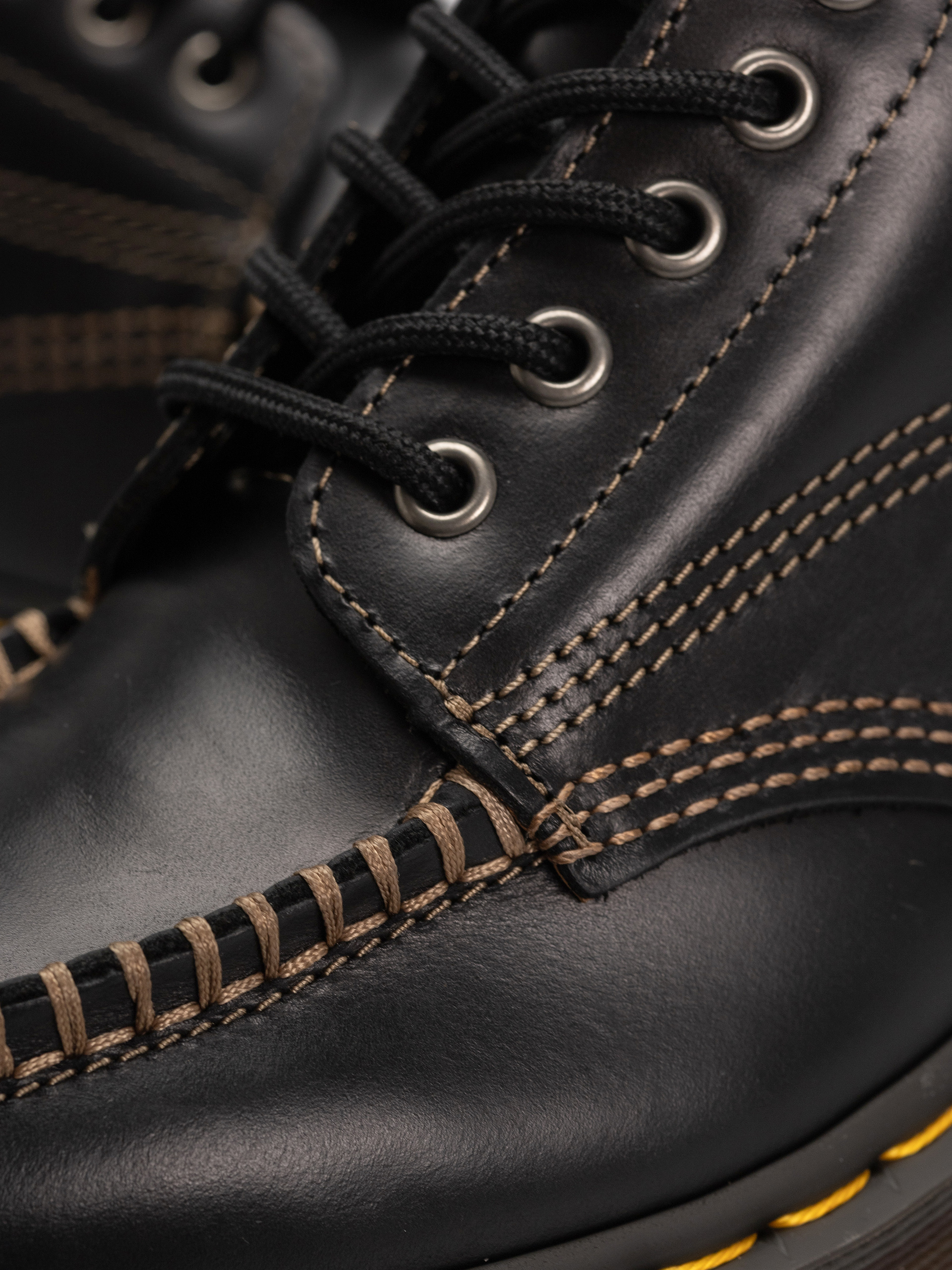 Dr. Martens Lowell Chukka Shoes (black )