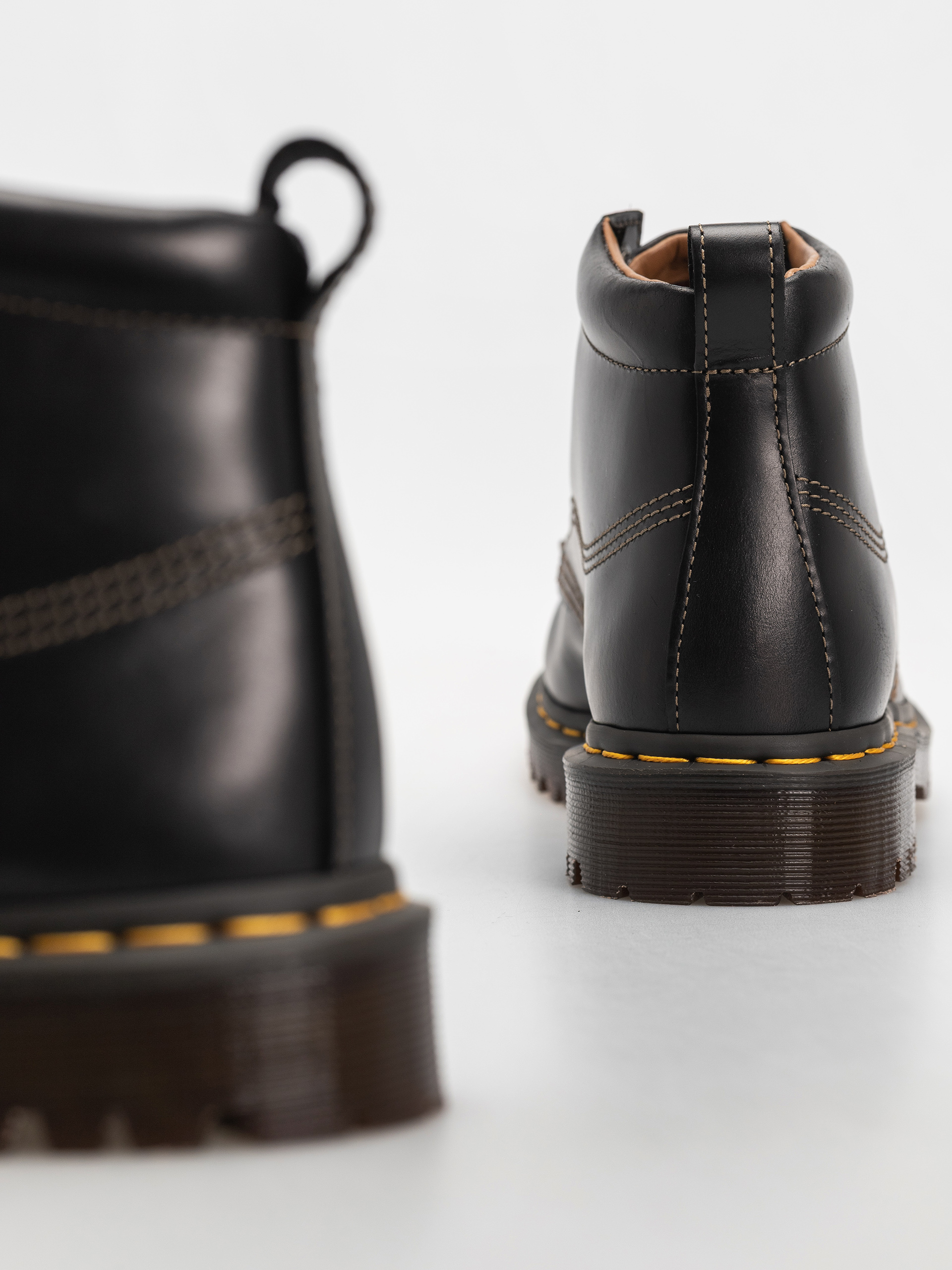 Dr. Martens Lowell Chukka Shoes (black )