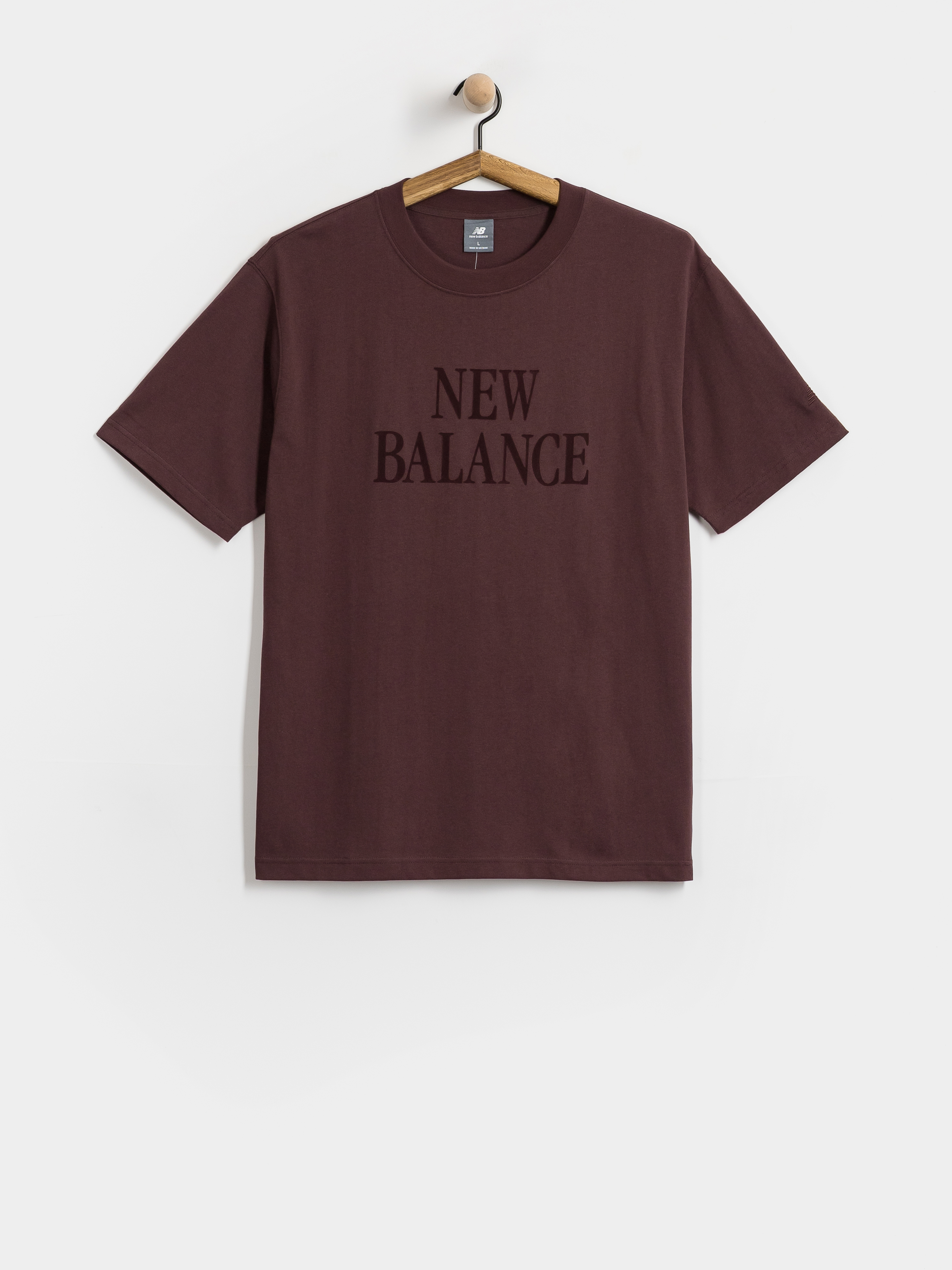 New Balance T-Shirt Athletics Flocked Logo (cherry leather)