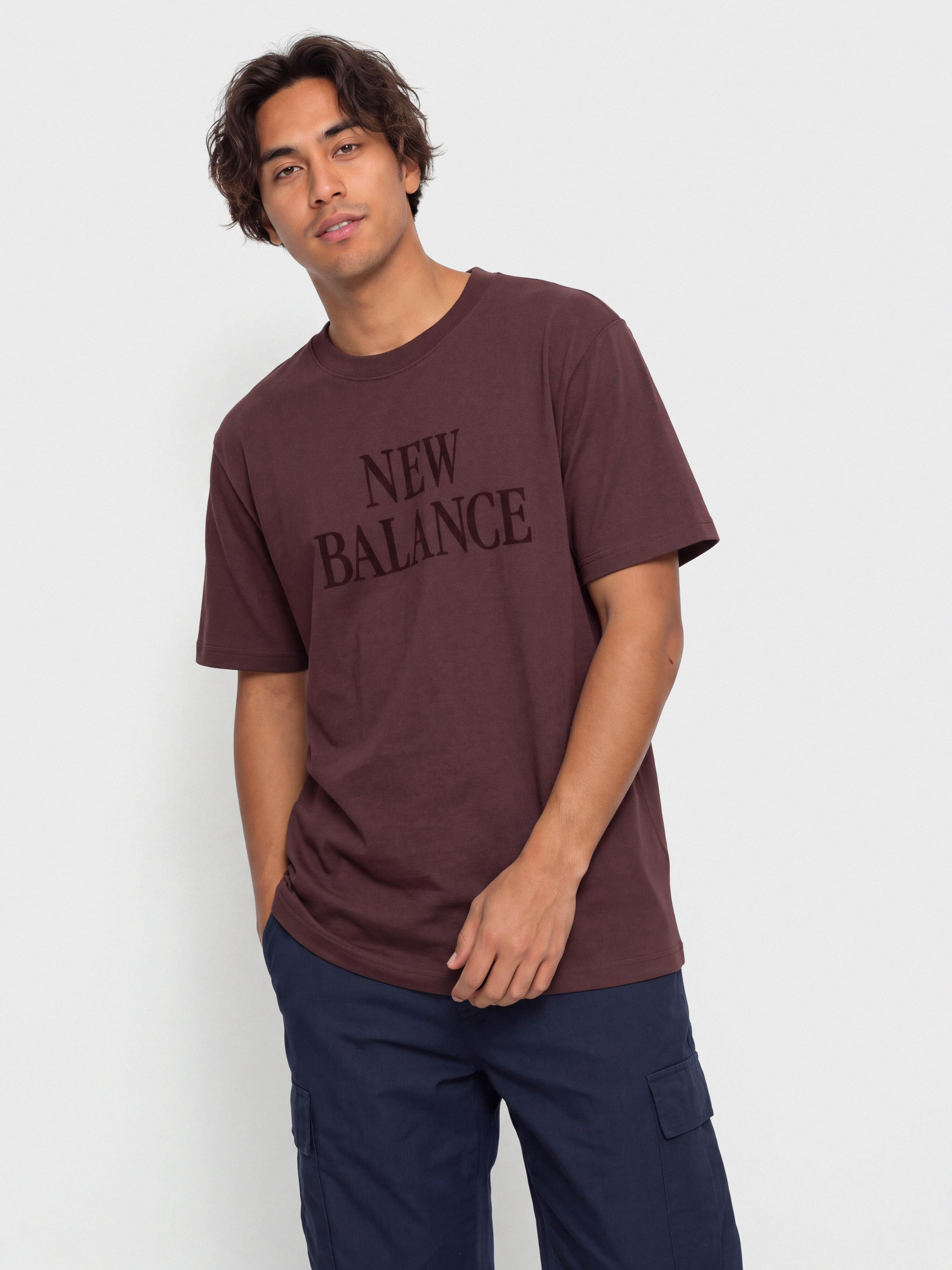 New Balance T-Shirt Athletics Flocked Logo (cherry leather)