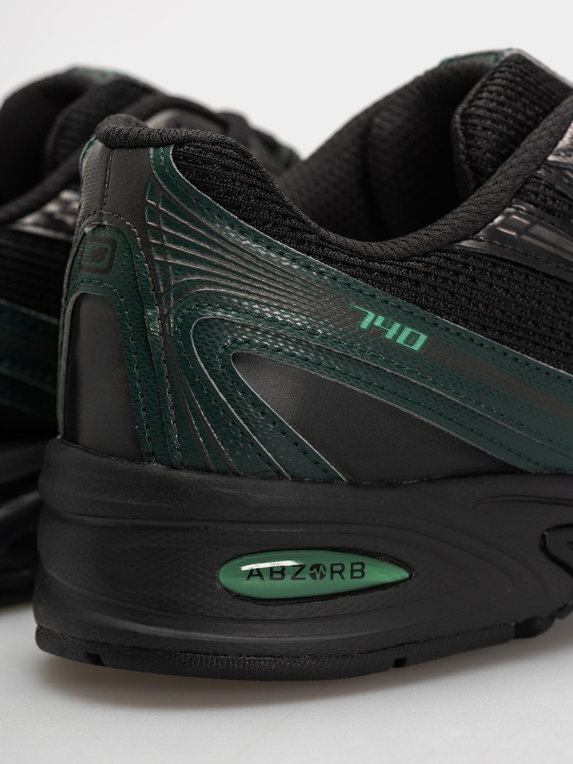 New Balance Shoes 740 (black/nordic green)