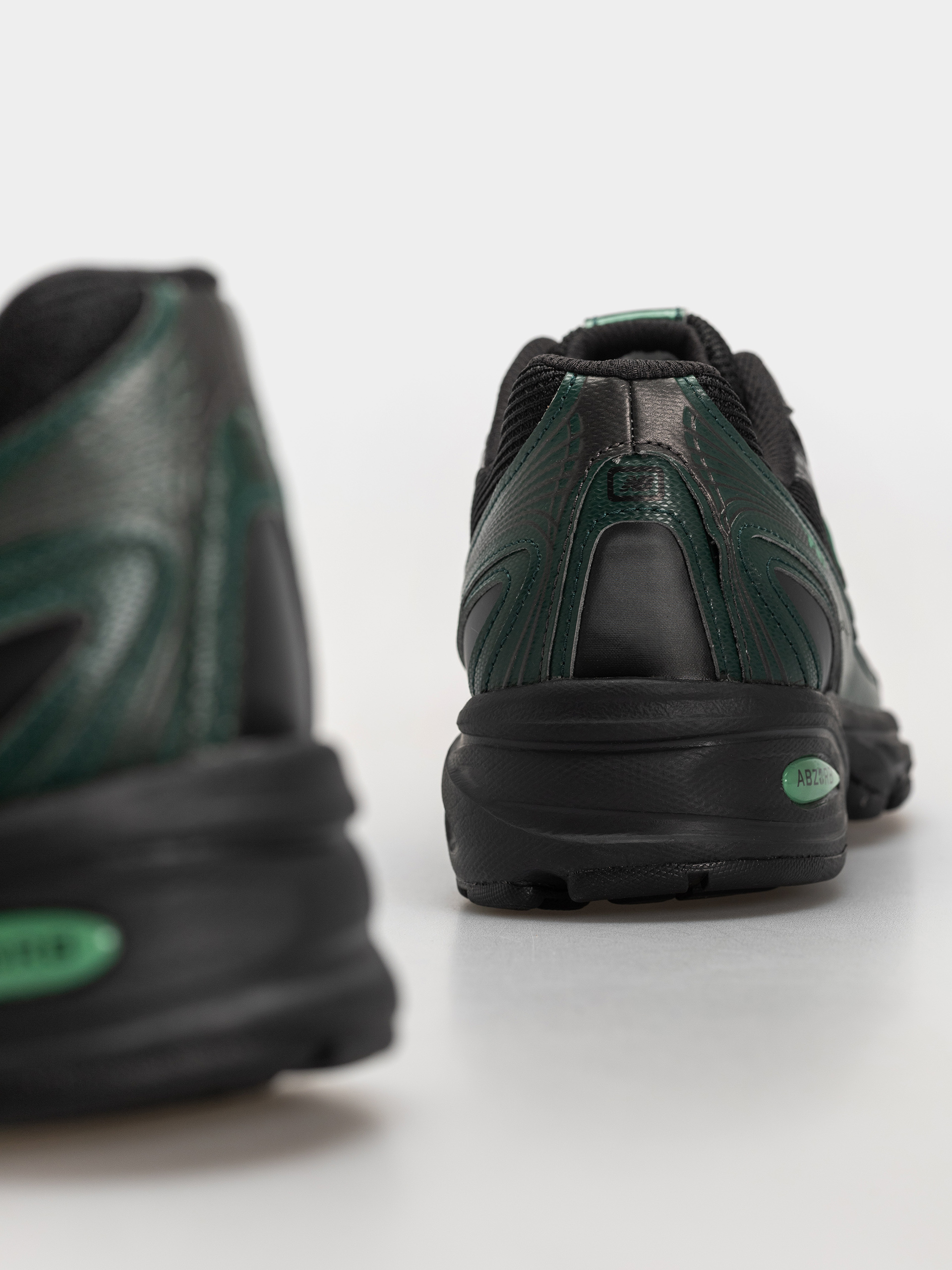 New Balance Shoes 740 (black/nordic green)