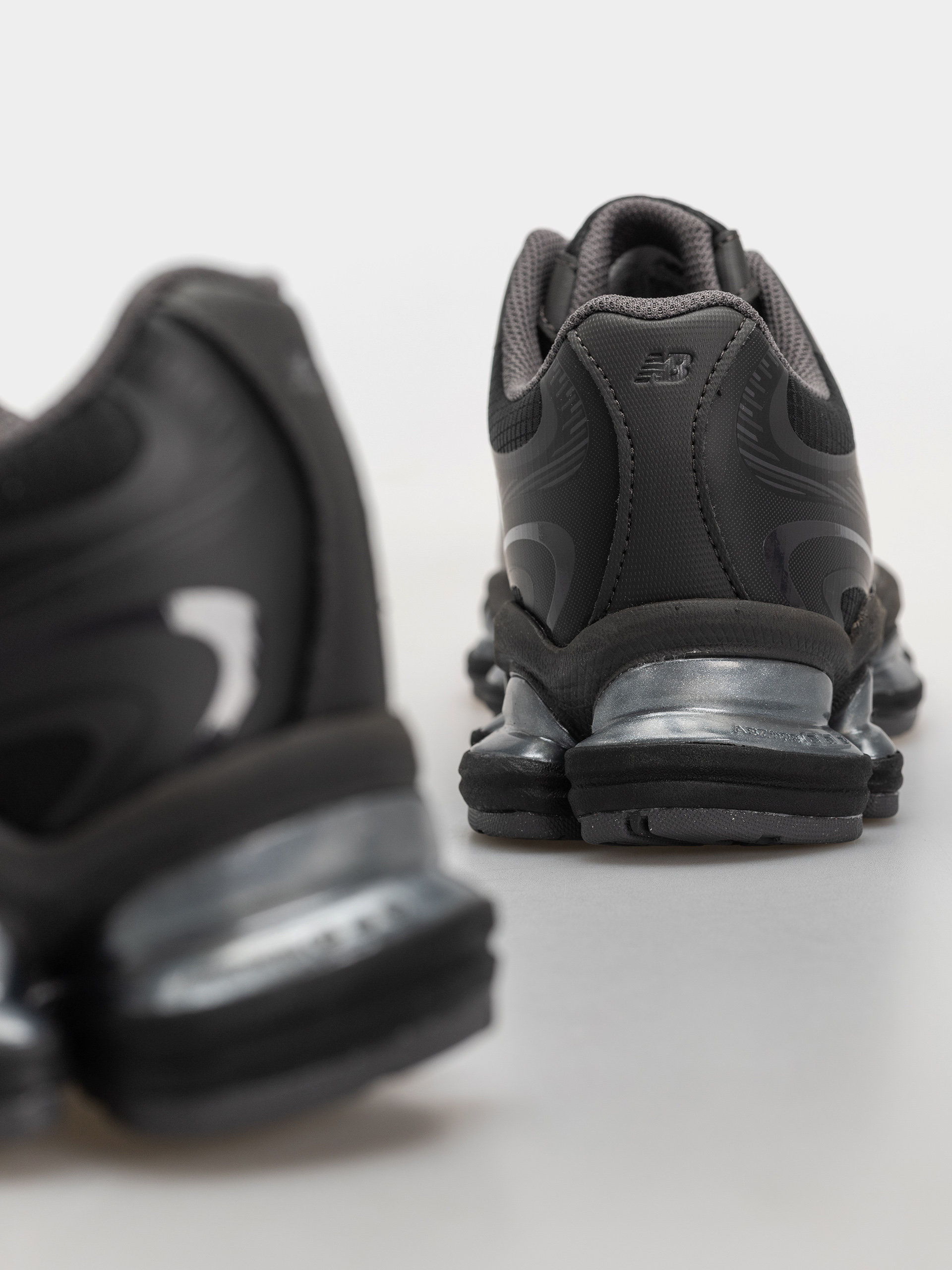 New Balance 2000 Shoes (black/black cement/magnet)