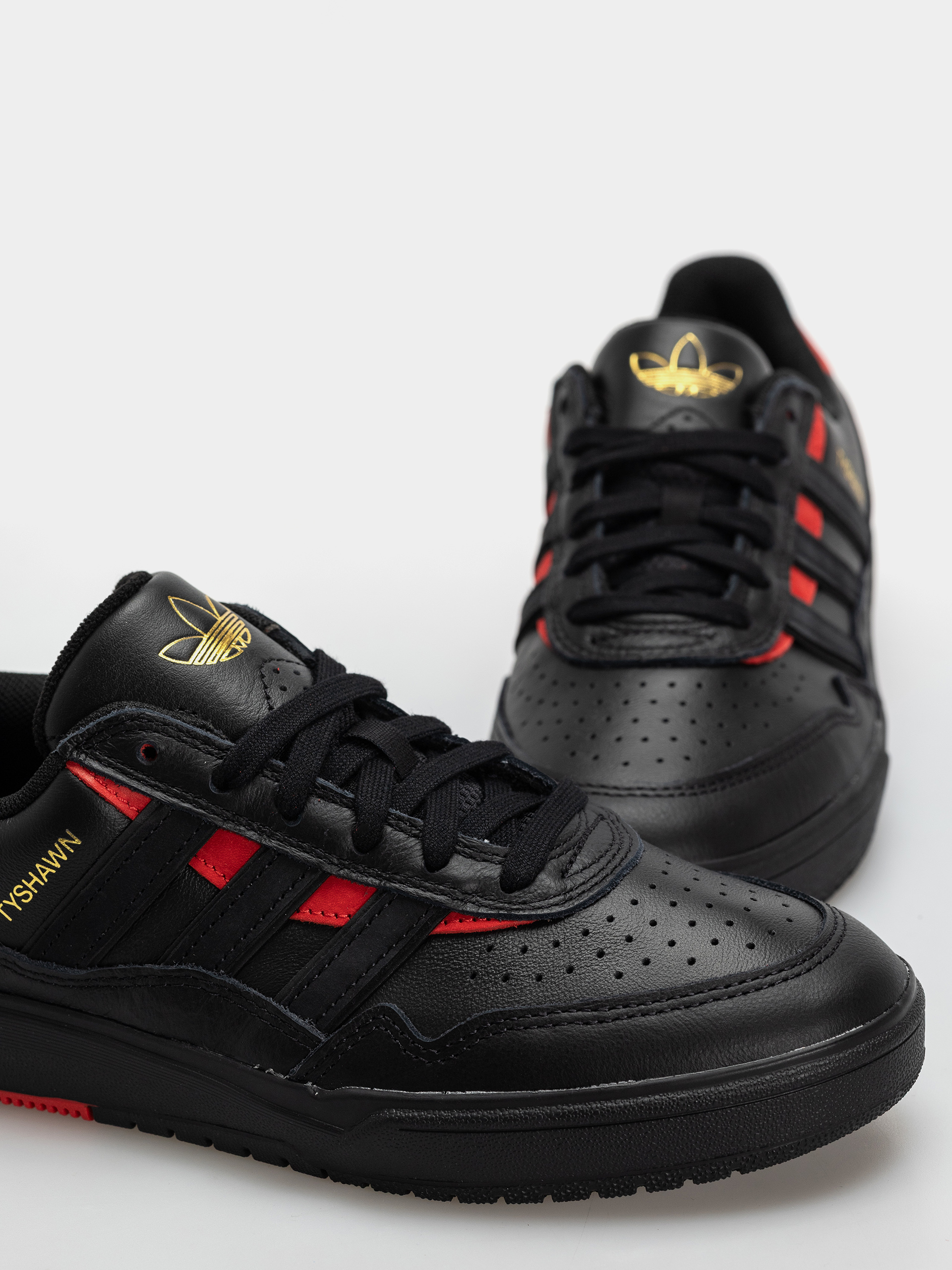 adidas Tyshawn II Schuhe (cblack/cblack/betsca)
