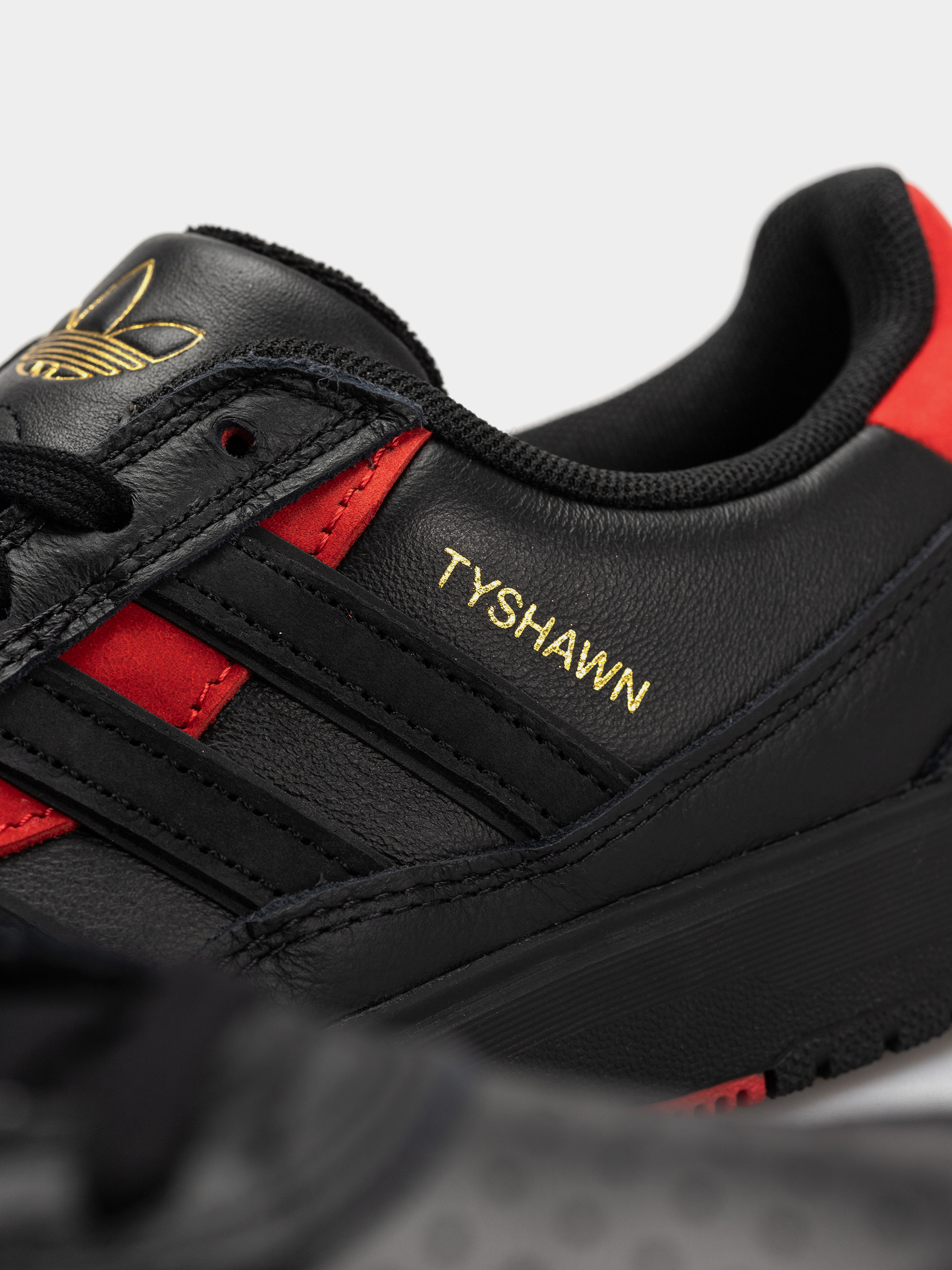 adidas Tyshawn II Schuhe (cblack/cblack/betsca)