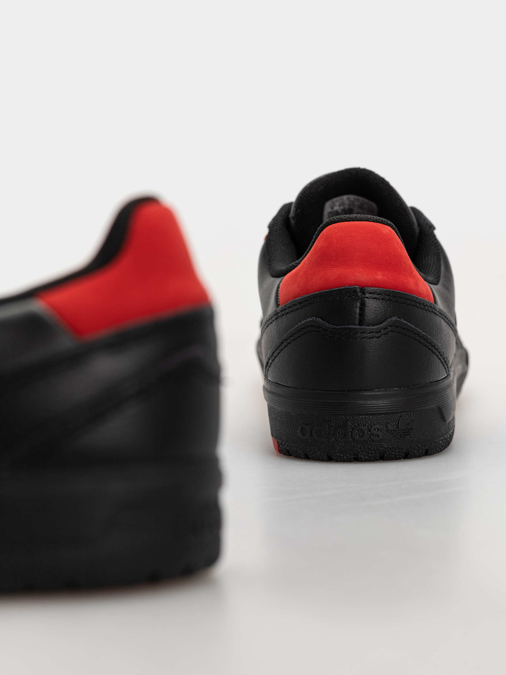 adidas Tyshawn II Schuhe (cblack/cblack/betsca)