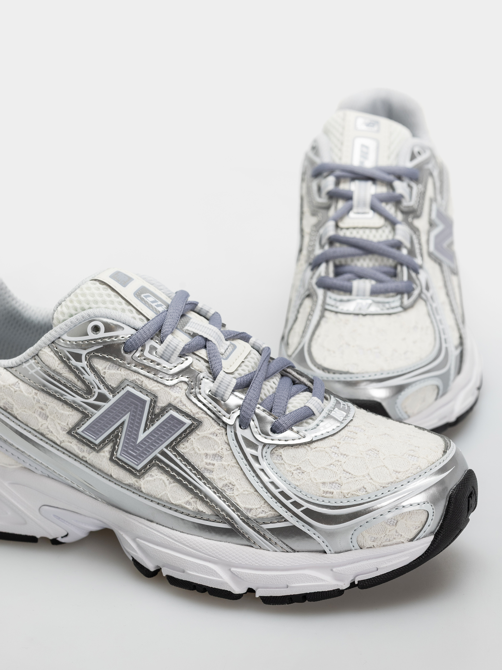 New Balance 740 Shoes (linen/silver metallic)
