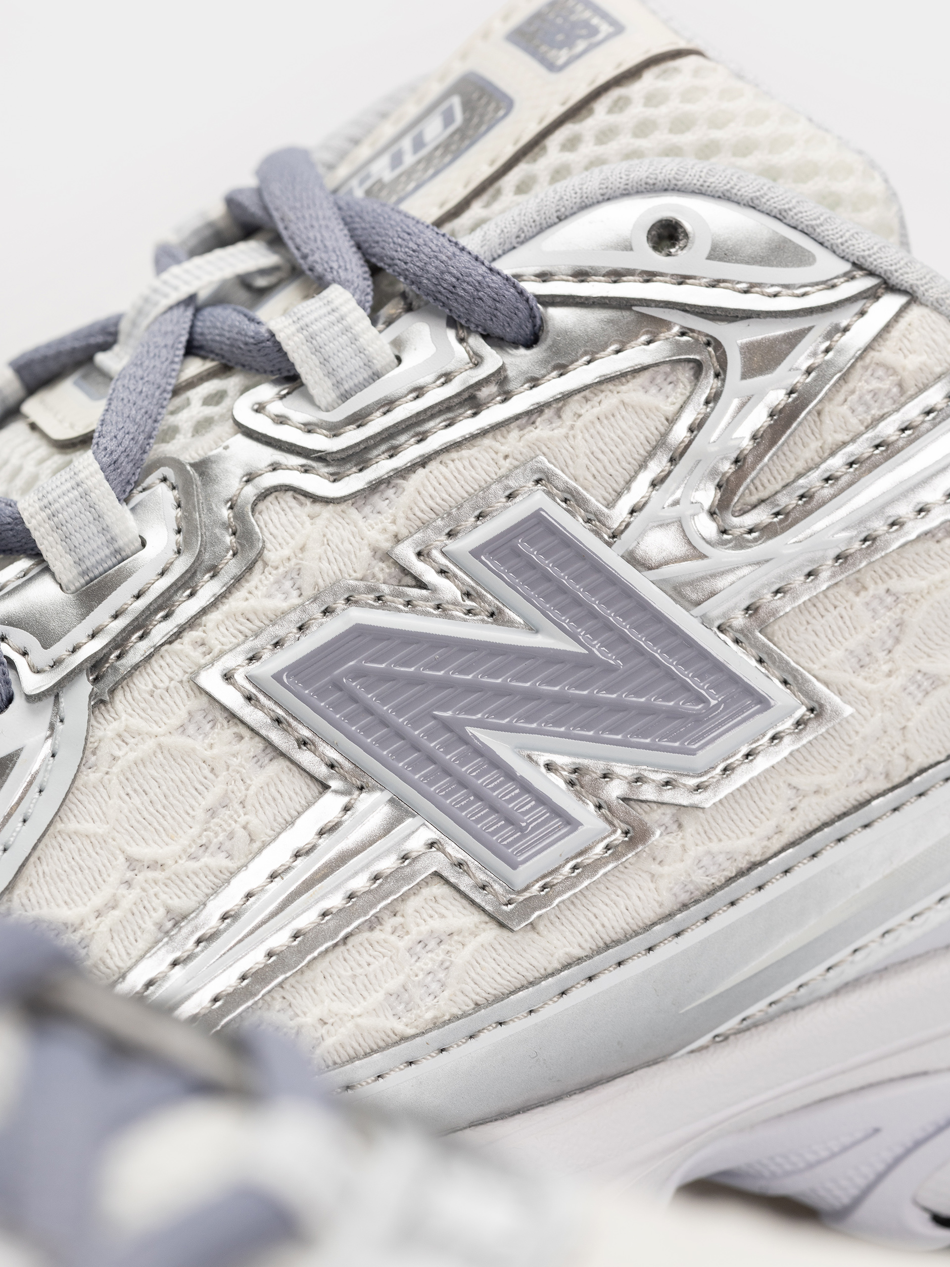 New Balance 740 Shoes (linen/silver metallic)