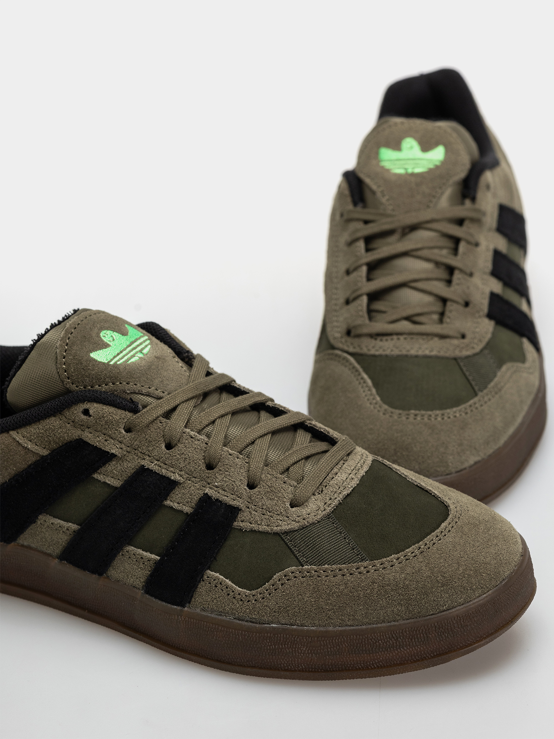 adidas Aloha Super Schuhe (olistr/cblack/gum5)