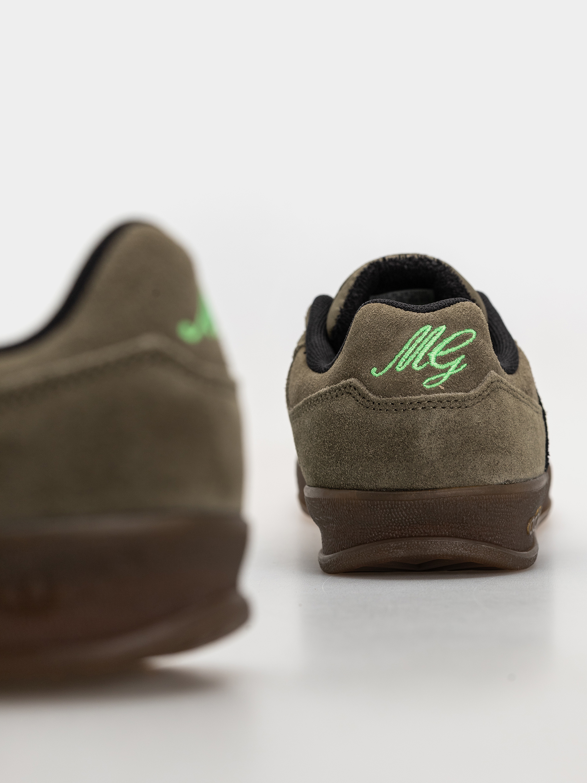 adidas Aloha Super Schuhe (olistr/cblack/gum5)