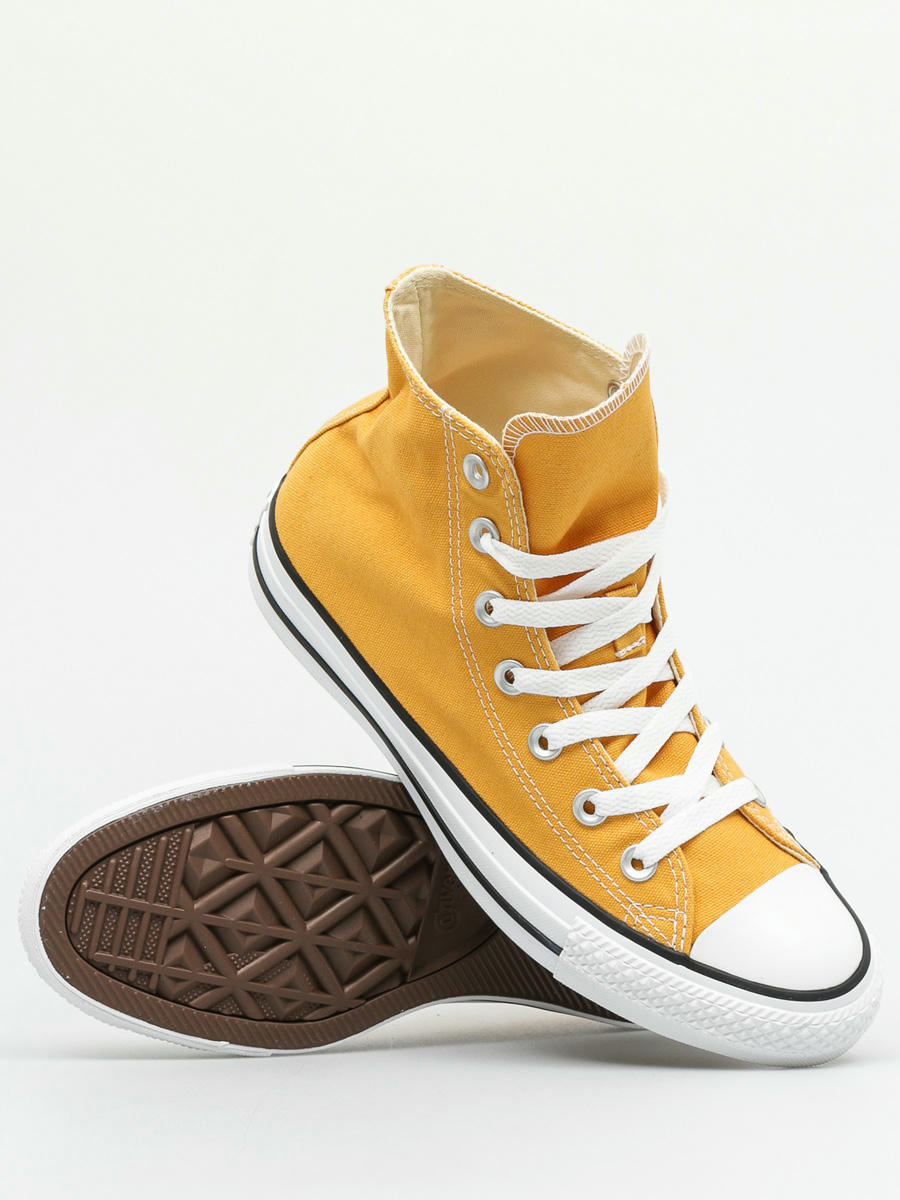 outfit with yellow converse