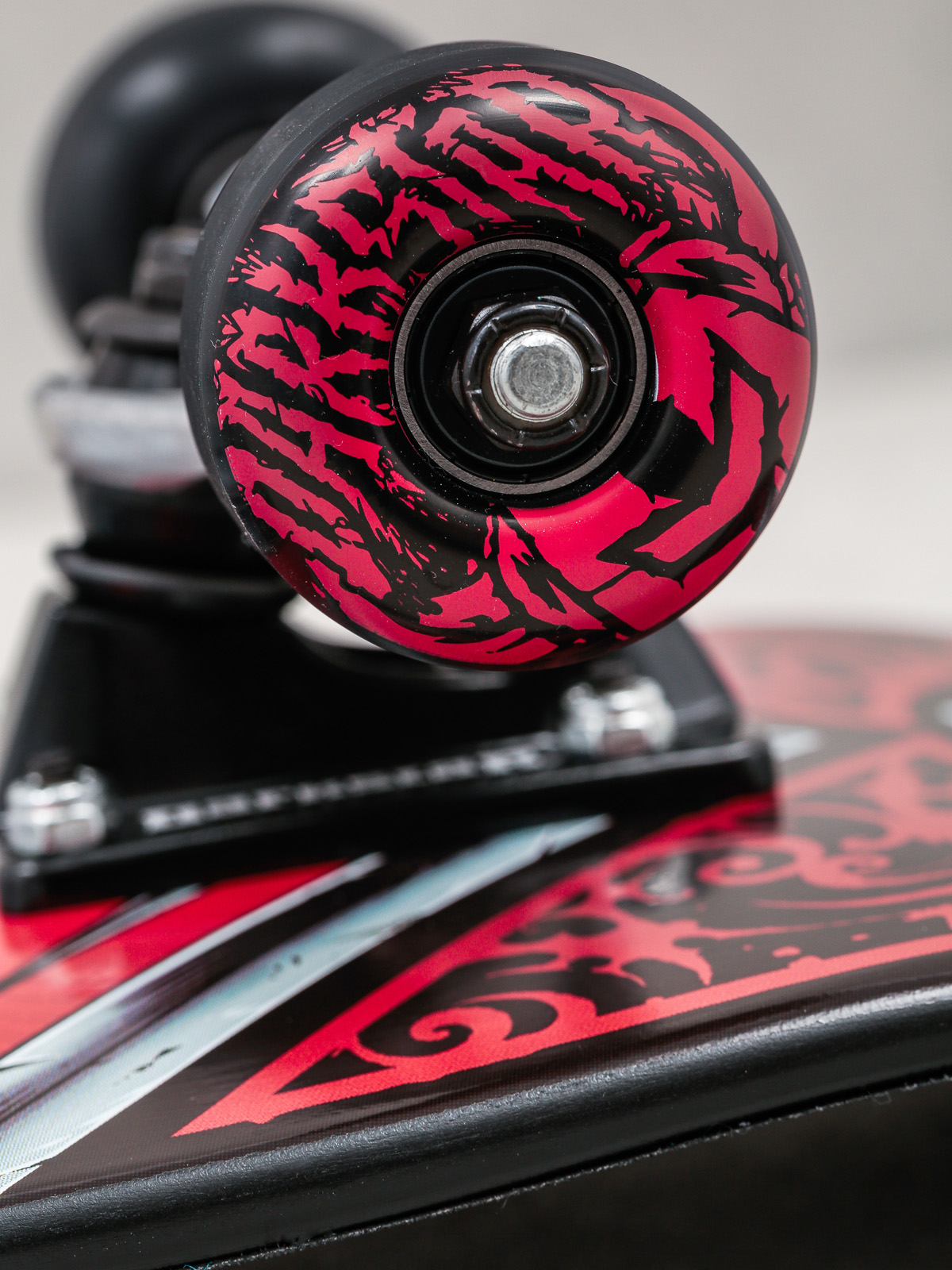 Darkstar Skateboard Crest (red/black)