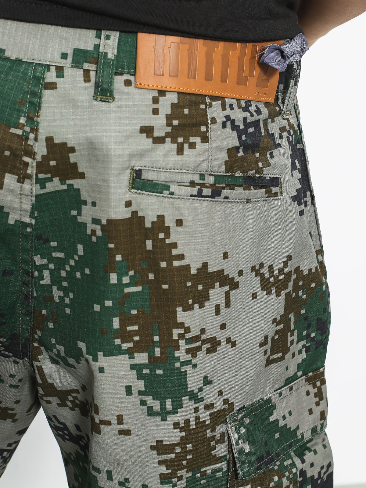 Intruz Shorts Pixel (pixel camo)