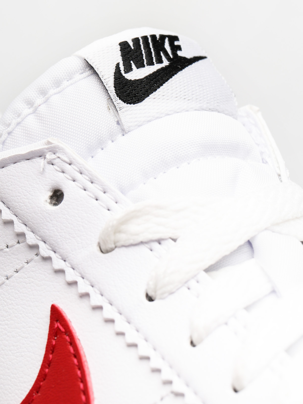 Nike Classic Cortez Leather Shoes Wmn (white/varsity red)