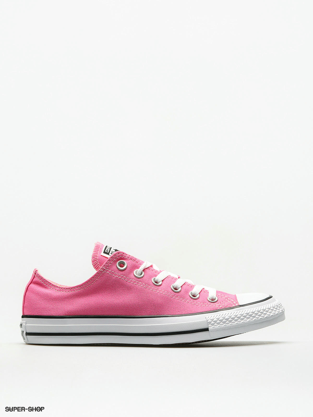 company that manufactures chuck taylor sneakers