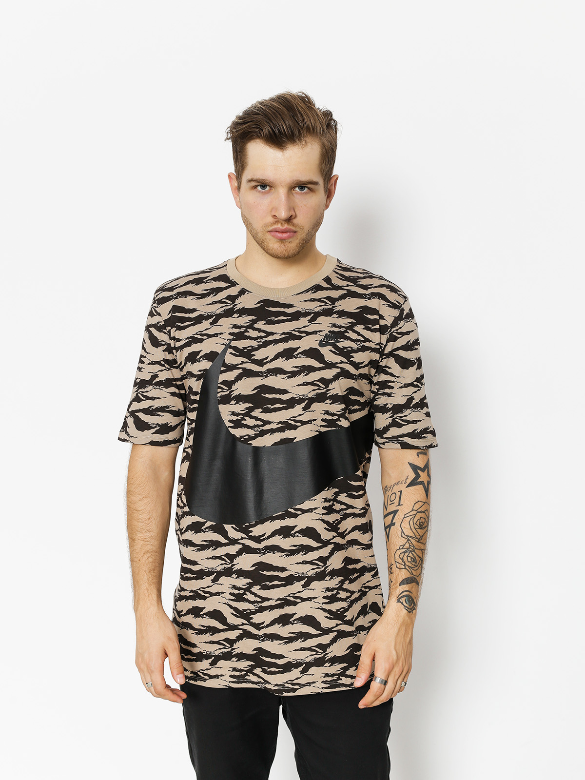 Nike T-Shirt Aop Vw Swoosh Ss Tee (khaki/black/black)