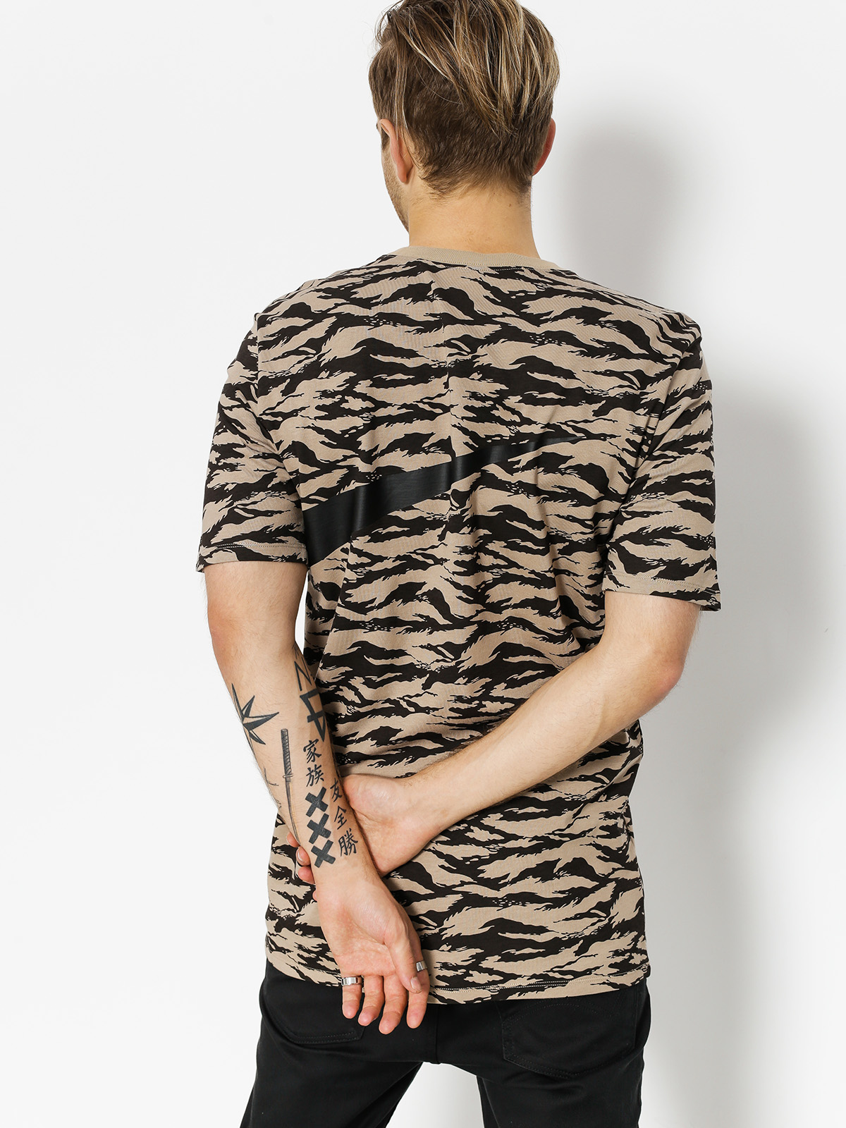 Nike T-Shirt Aop Vw Swoosh Ss Tee (khaki/black/black)