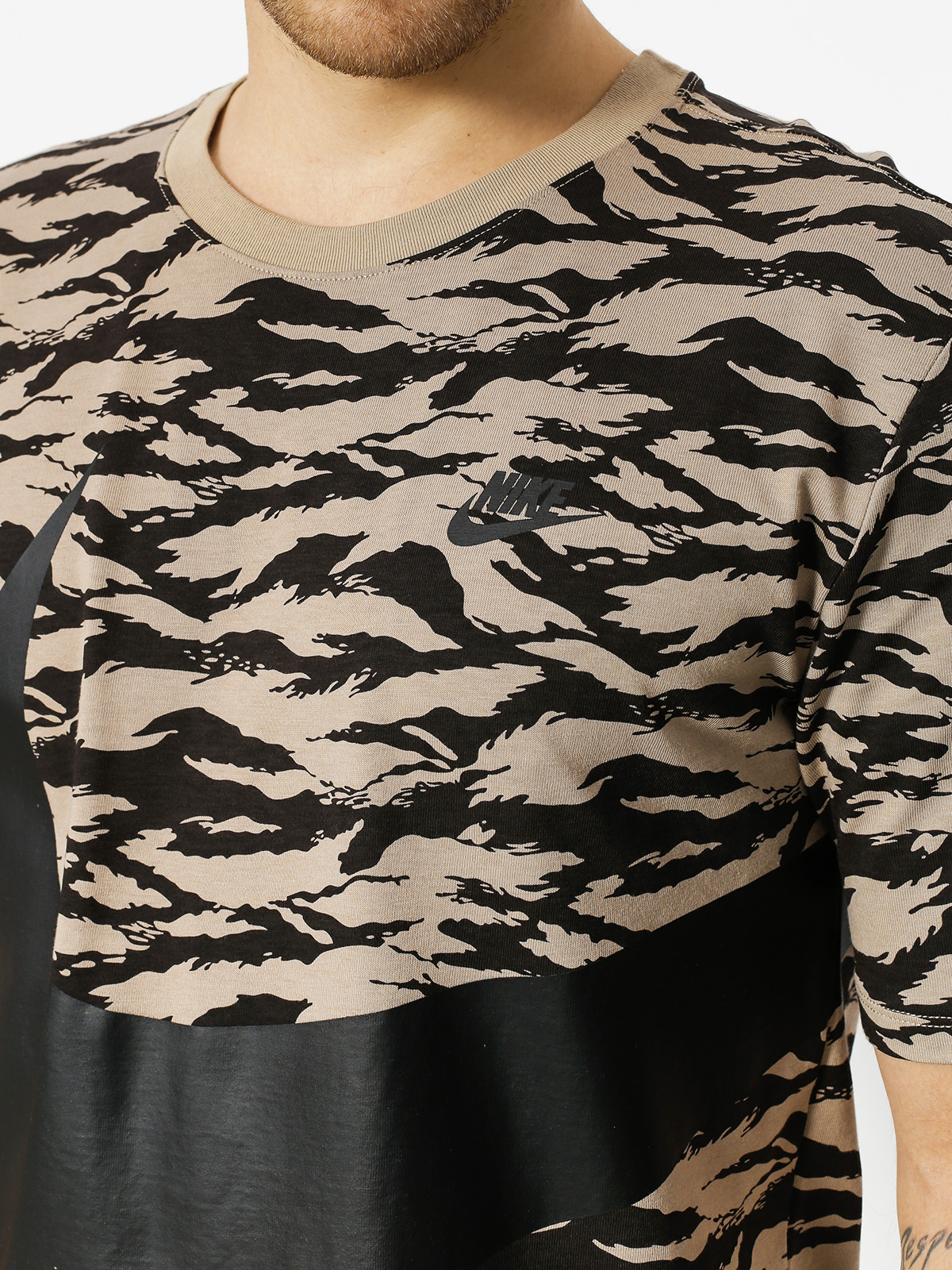 Nike T-Shirt Aop Vw Swoosh Ss Tee (khaki/black/black)
