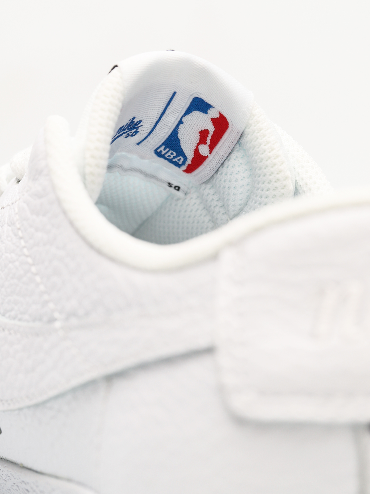 Nike SB Sb Zoom Blazer Low NBA Shoes (white/white rush blue university red)