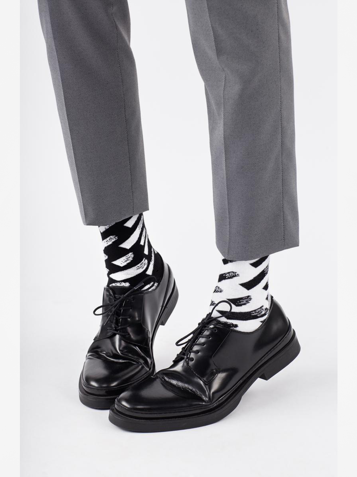 Many Mornings Socks Brush Strokes (black/white)